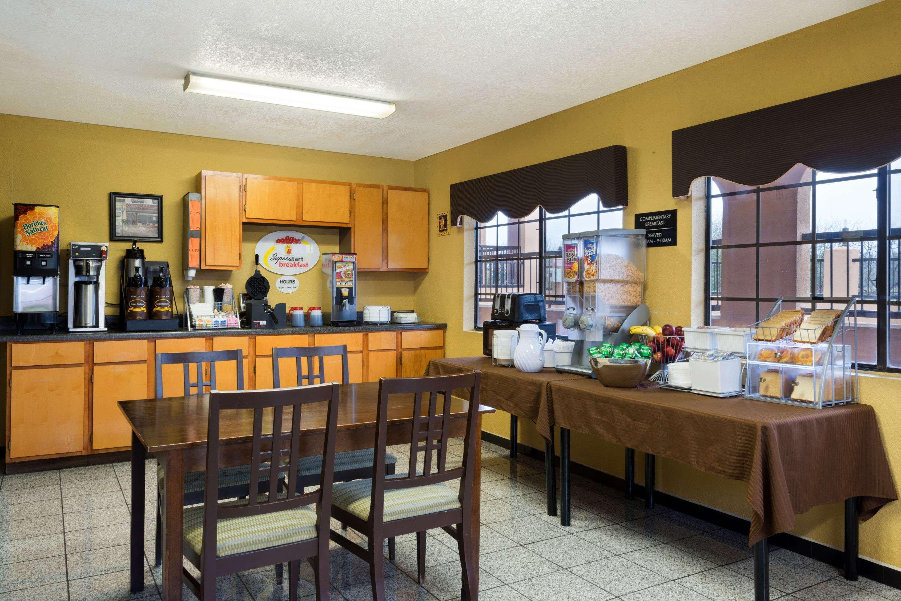 Super 8 By Wyndham San Antonio/Riverwalk Area מראה חיצוני תמונה