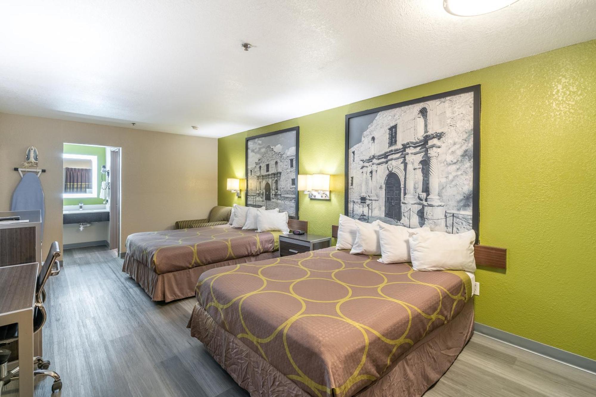 Super 8 By Wyndham San Antonio/Riverwalk Area מראה חיצוני תמונה