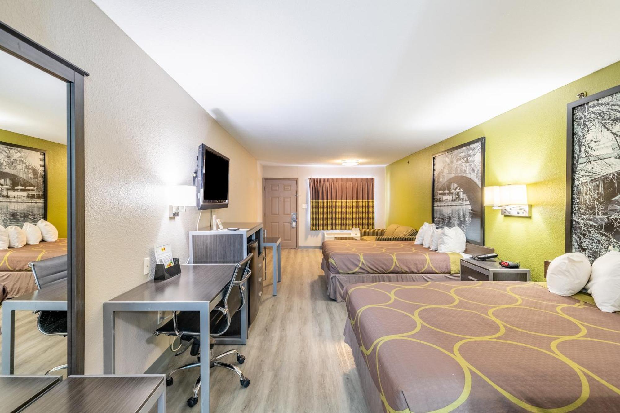 Super 8 By Wyndham San Antonio/Riverwalk Area מראה חיצוני תמונה