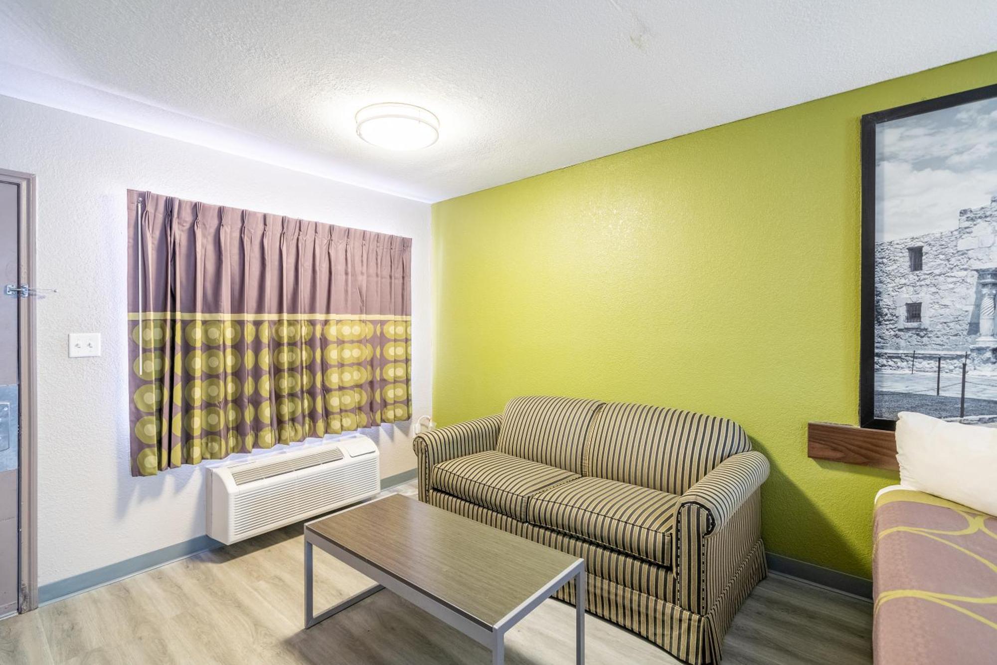 Super 8 By Wyndham San Antonio/Riverwalk Area מראה חיצוני תמונה