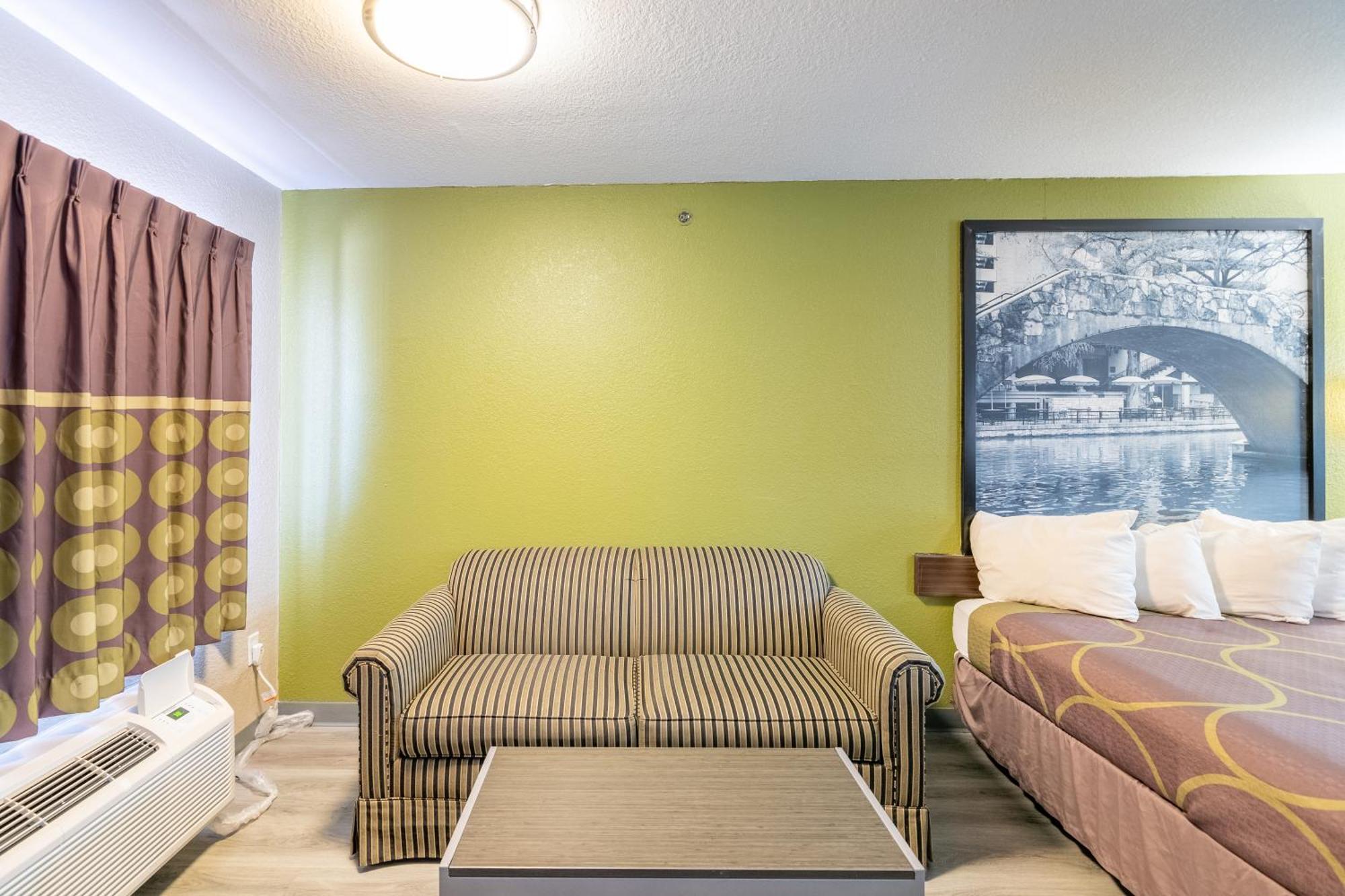 Super 8 By Wyndham San Antonio/Riverwalk Area מראה חיצוני תמונה