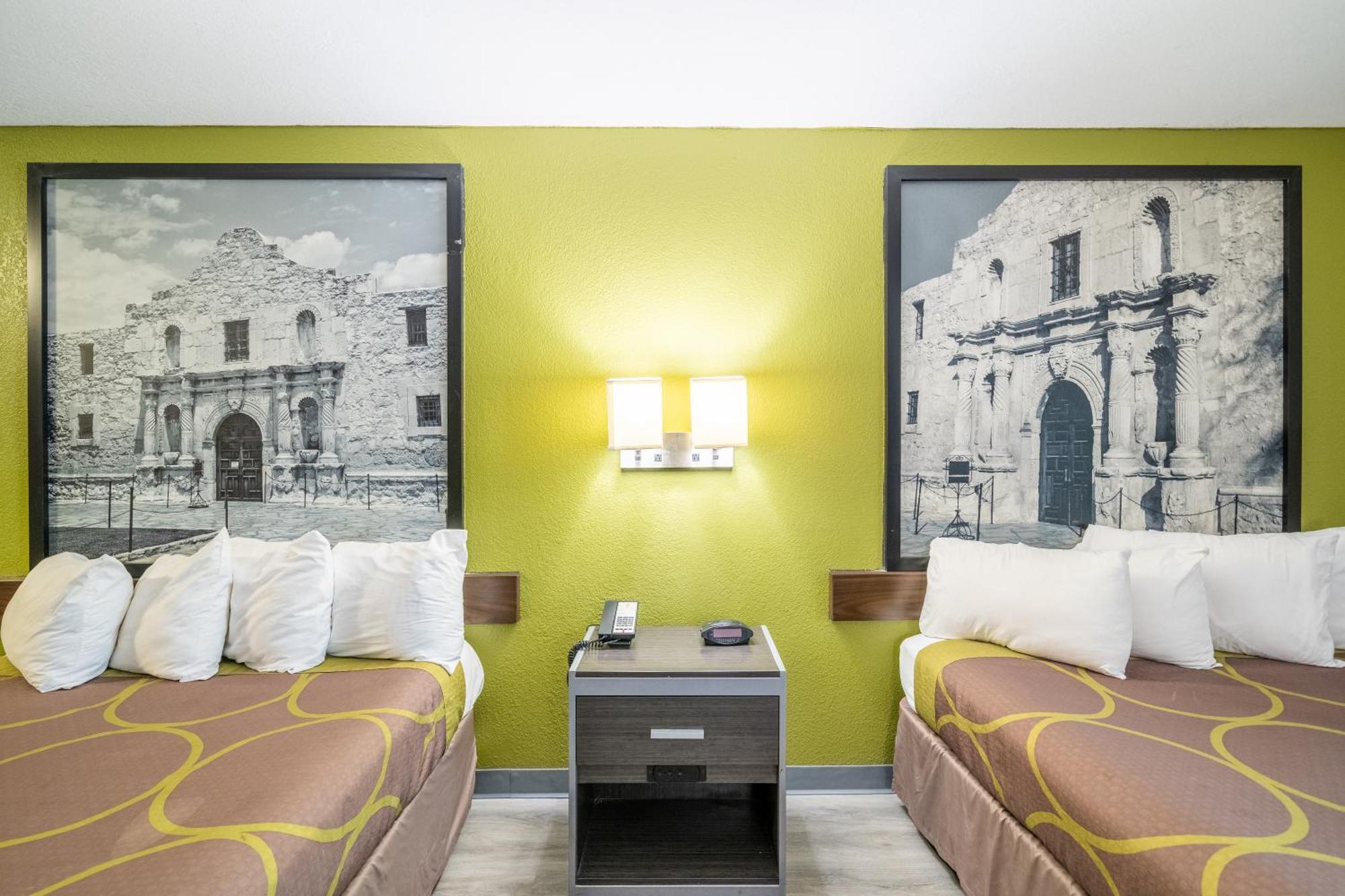 Super 8 By Wyndham San Antonio/Riverwalk Area מראה חיצוני תמונה