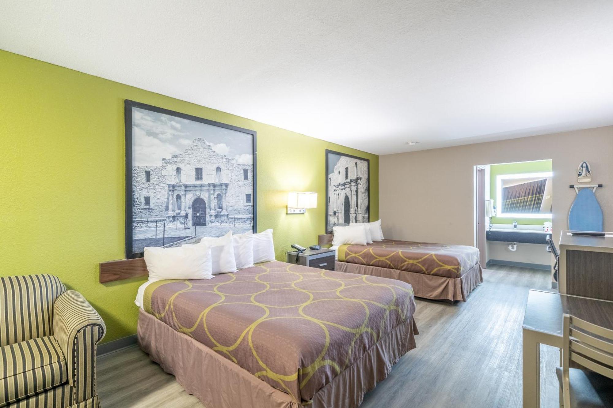 Super 8 By Wyndham San Antonio/Riverwalk Area מראה חיצוני תמונה