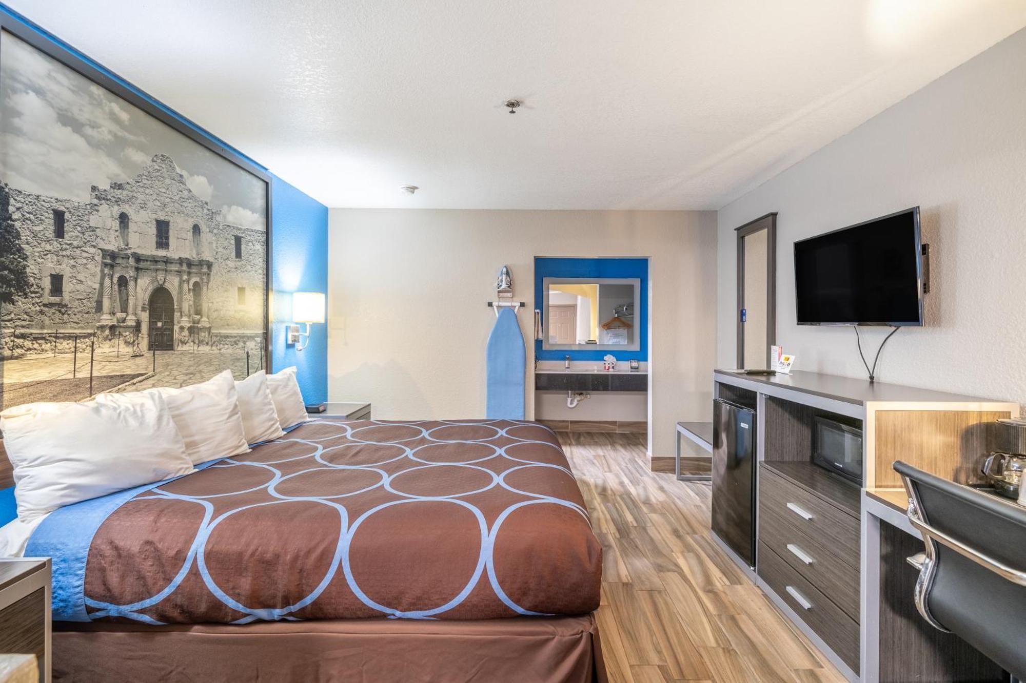 Super 8 By Wyndham San Antonio/Riverwalk Area מראה חיצוני תמונה