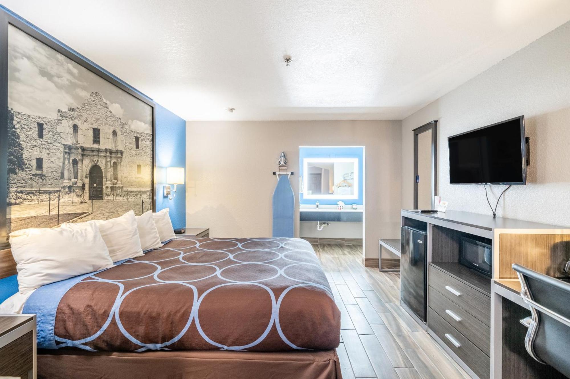 Super 8 By Wyndham San Antonio/Riverwalk Area מראה חיצוני תמונה